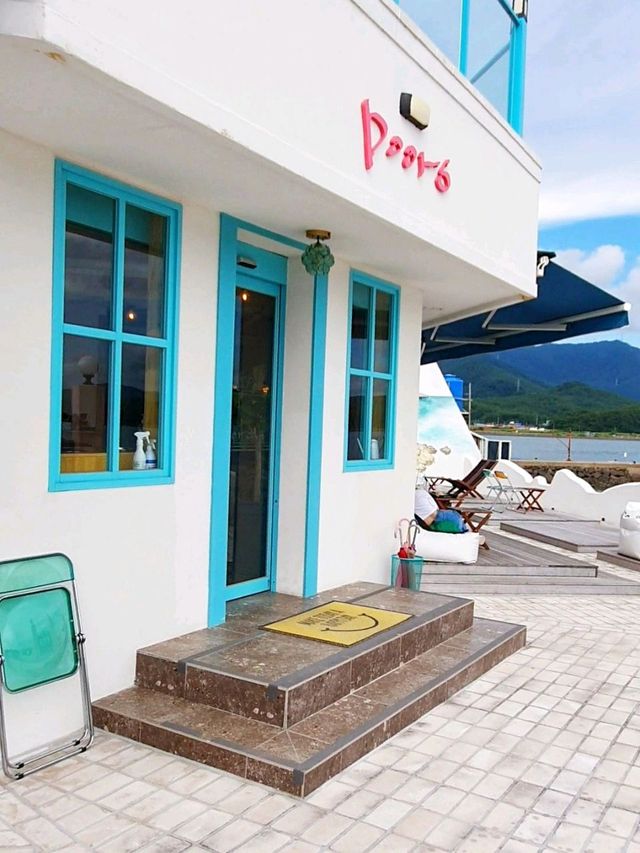 그림같은 하늘과 바다가 맞닿은 산토리니풍 카페 도어스⛵️