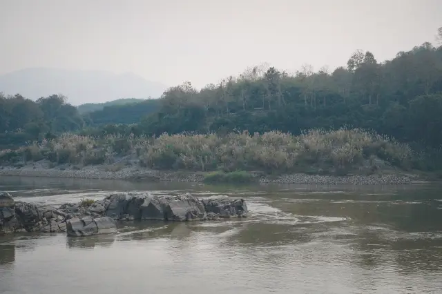 Self-driving on the northwest route of Laos: Arrive at Bokeo and watch the sunset over the Mekong River.