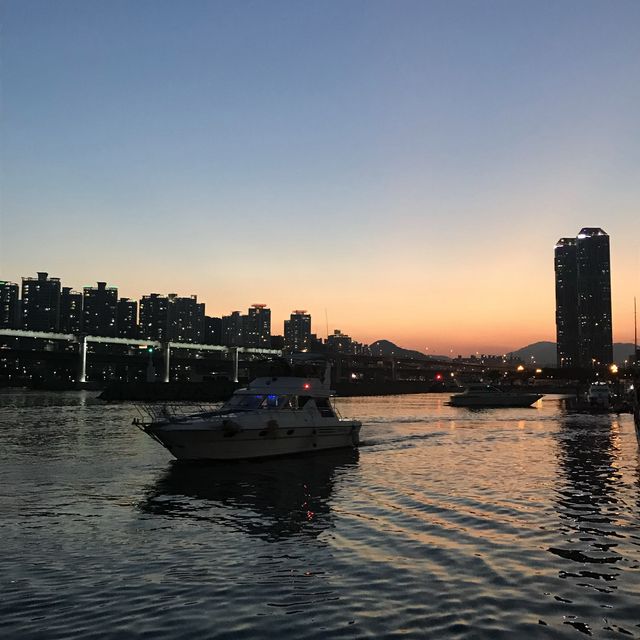 요트에서 일몰보기 로망 실현 "수영만 요트경기장"