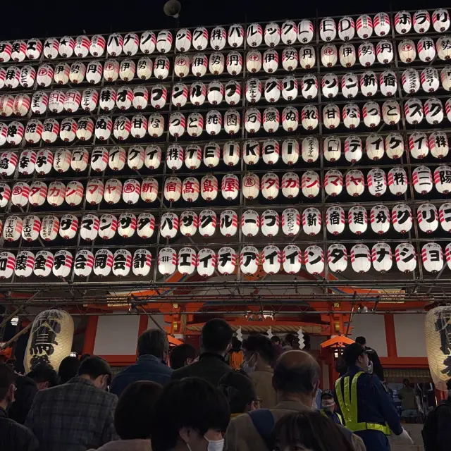 每年11月酉之曰，花園神社，祈求生意興隆