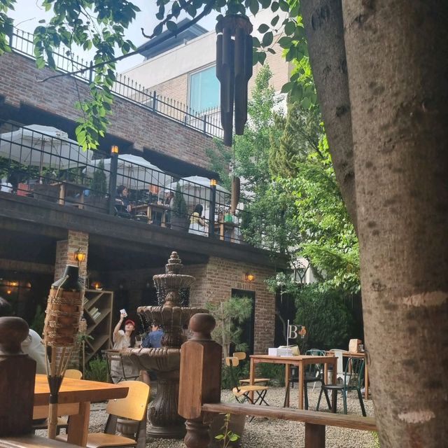 유럽 포레스트 가든 감성 가득 , 빵순이라면 꼭 가야하는 <터프이너프 카페>