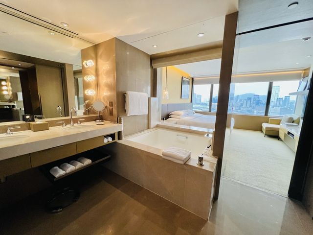 一起感受GrandHyatt君悦酒店維港180度套房是怎樣的！