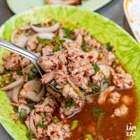 ส้มตำเจ๊โสเจ้าเด็ดสีลมตอนเที่ยงคือคนแน่นร้าน