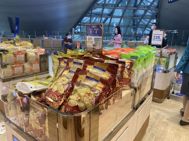曼谷機場超大免稅店