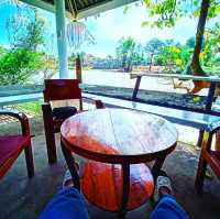 สีดำนมสด คาเฟ่และร้านอาหาร ริมแม่น้ำปราจีน