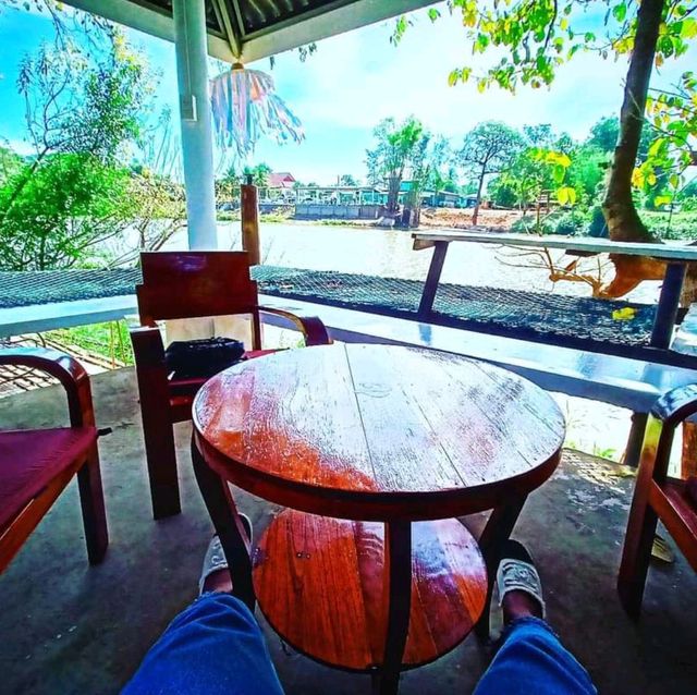 สีดำนมสด คาเฟ่และร้านอาหาร ริมแม่น้ำปราจีน