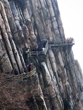 嵩山神秘的山峰，岩石層層疊疊，如薄餅