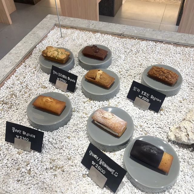 깔끔한 화이트톤 인테리어가 예쁜, 숨은 맛집 백잔