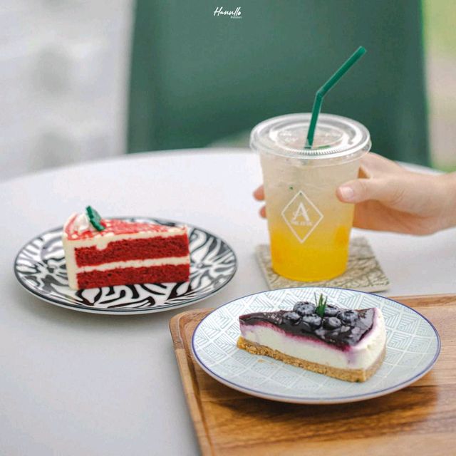 คาเฟ่สไตล์มินิมอล ทรงห้องใต้หลังคา | กาญจนบุรี