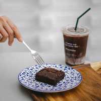 คาเฟ่สไตล์มินิมอล ทรงห้องใต้หลังคา | กาญจนบุรี