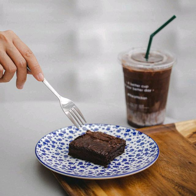 คาเฟ่สไตล์มินิมอล ทรงห้องใต้หลังคา | กาญจนบุรี