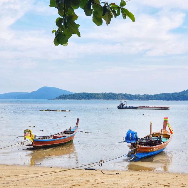 ชมหาดสวย ที่เต็มไปด้วยเรือมากมาย