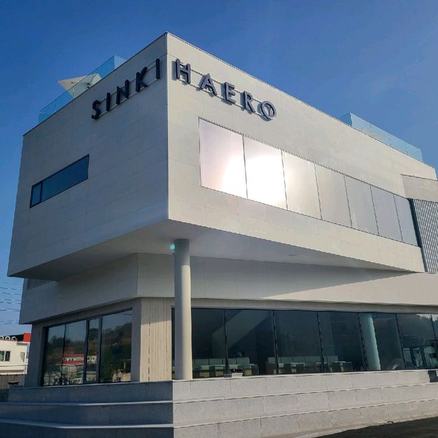 거제여행, 남부면에 위치한 오션뷰 대형카페 " 신기해로 " 