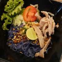 ก๋วยเตี๋ยวร้านดังเชียงใหม่ เส้นสีอัญชัน
