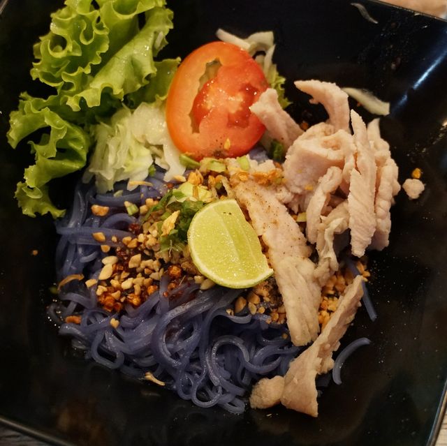 ก๋วยเตี๋ยวร้านดังเชียงใหม่ เส้นสีอัญชัน