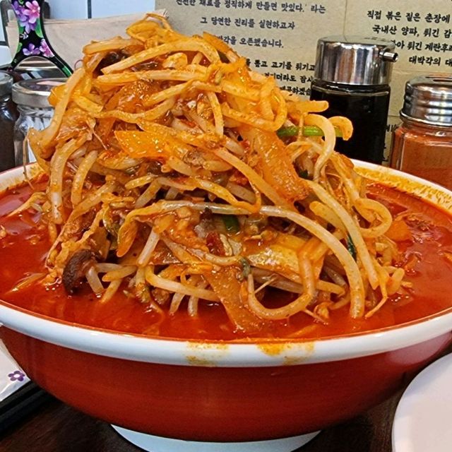 깔끔하지만 협소한 맛집.