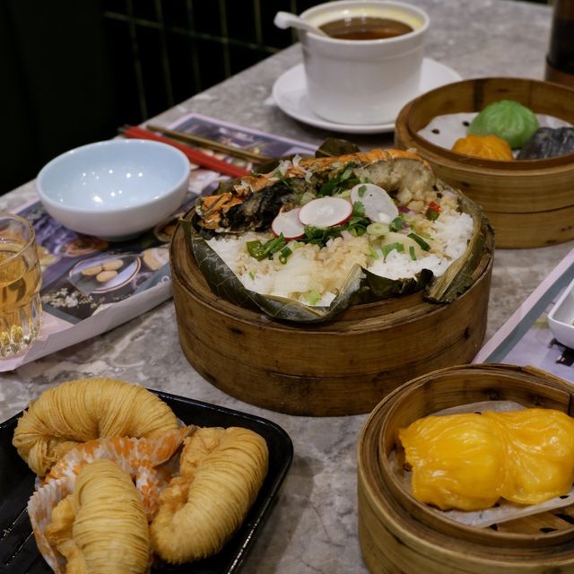 貼地價龍蝦荷葉飯和點心 