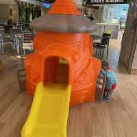【 酒店大堂內的小小遊樂場 】