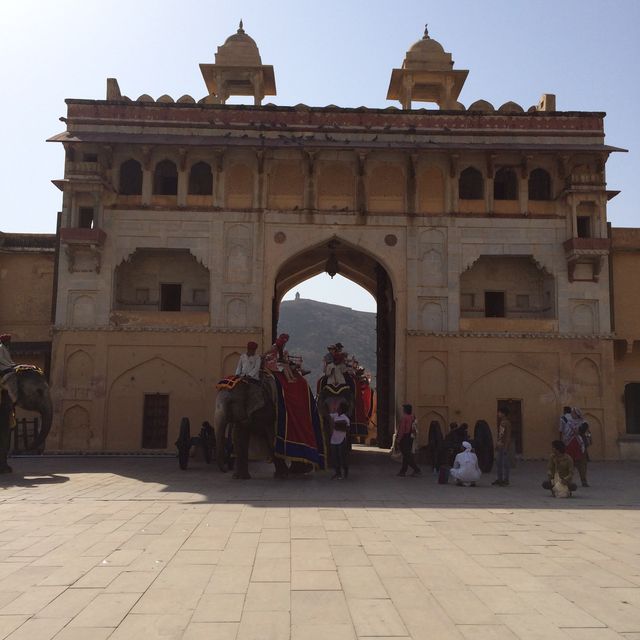 the gigantic Amer Fort