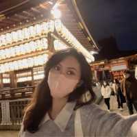 京都晚上景點｜八阪神社，好像小型夜市，販賣著各種道地小吃