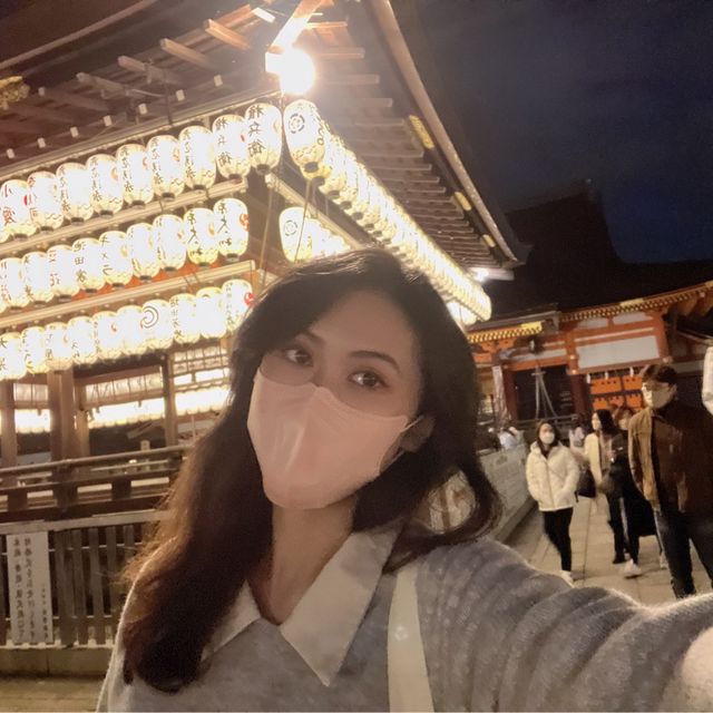 京都晚上景點｜八阪神社，好像小型夜市，販賣著各種道地小吃
