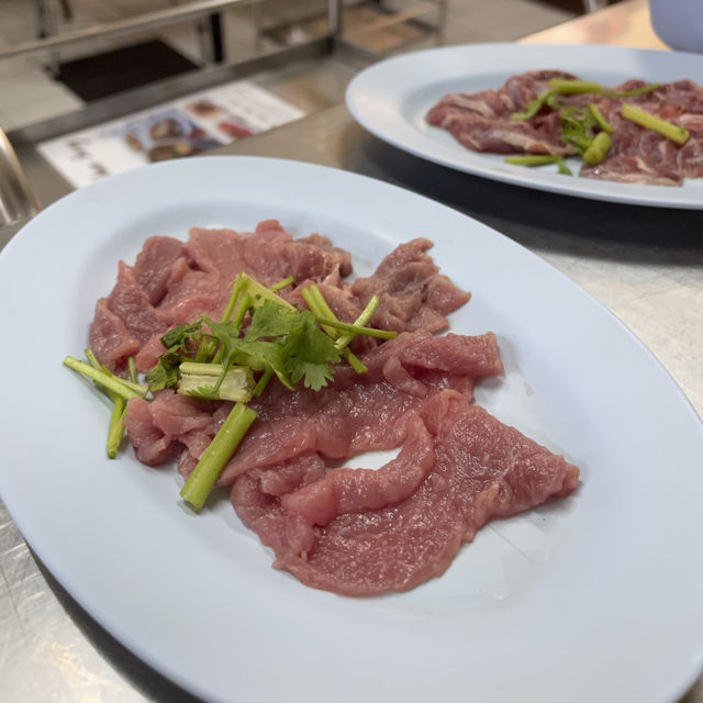 曼谷｜傳統炭燒牛雜火鍋🍲