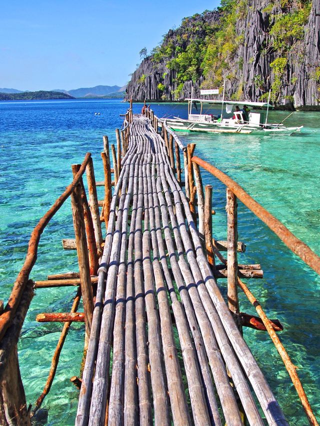 The most beautiful sea-to-lake in the Philippines, comparable to the Maldives in beauty.