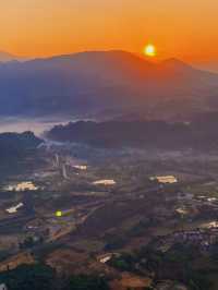 Laos Travel Guide | Watch the sunrise from the world's cheapest hot air balloon ride!