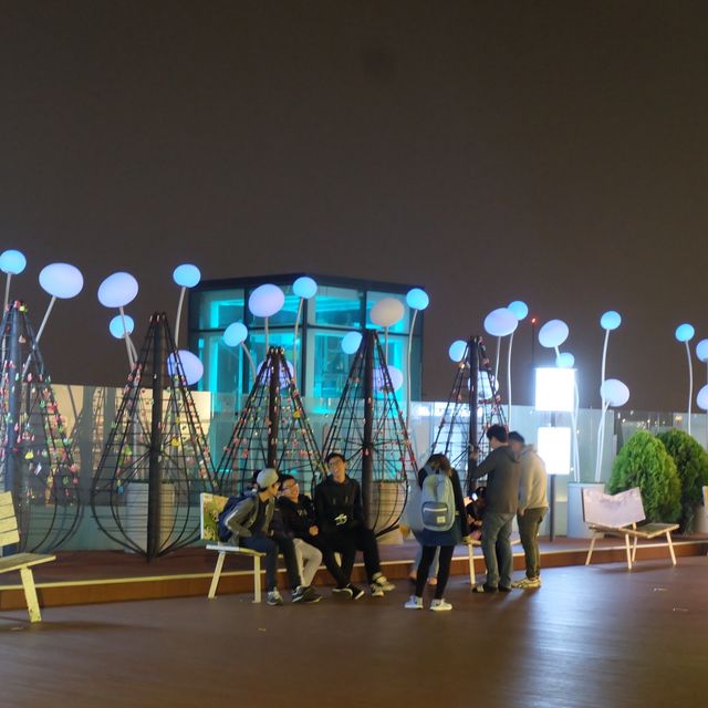 Seoul Tower ยามค่ำคืน บรรยากาศสุดโรแมนติก 