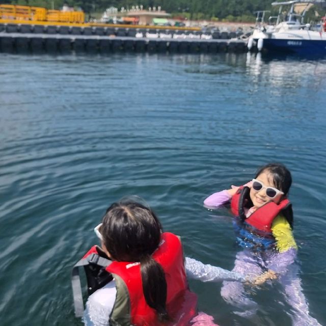 수산항 마리나리조트에서 물놀이