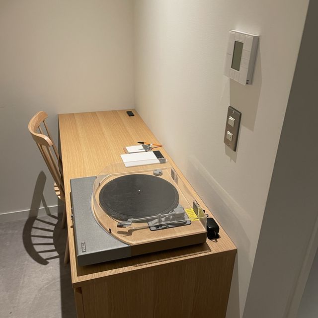 お部屋にレコードプレイヤーも！マスタードホテル下北沢
