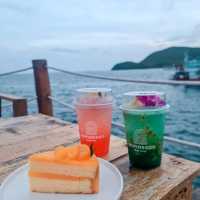 คาเฟ่และที่พักวิวสุดปังริมทะเลแสมสาร 