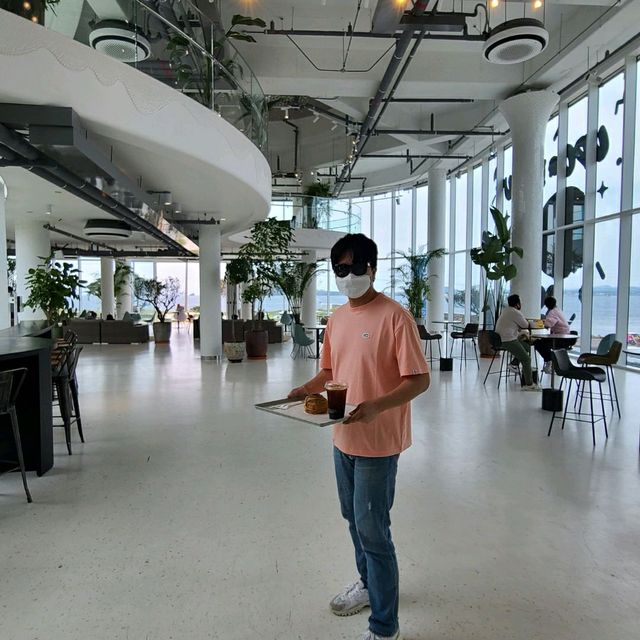 제주도 바다가 한눈에 들어오는 우도 카페 훈데르트윈즈