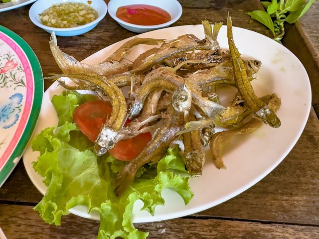 ร้านอาหารพื้นเมืองริมน้ำ จ. สุราษฎร์ธานี