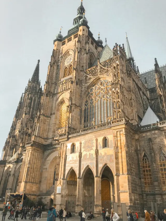 捷克布拉格城堡區｜金光閃閃的「聖維特教堂」