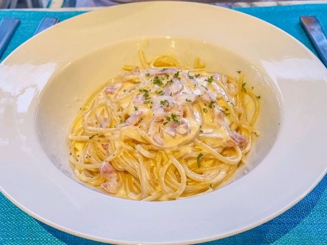 수영장 옆에서 바다 보며 즐기는 시원한 음료💕 Red Rum Restaurant