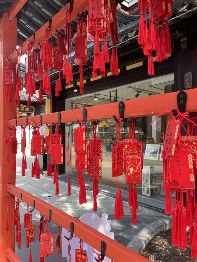 Hanging Lanterns at Yu Garden🌆