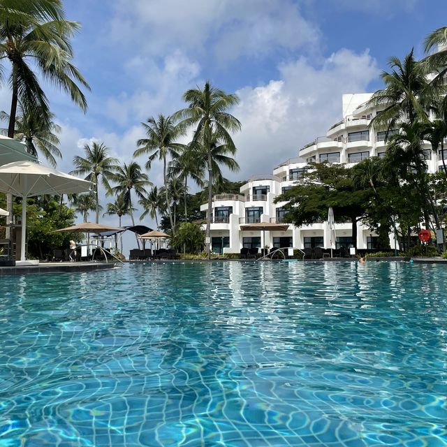 Shangri-La Sentosa beachside pool & jacuzzi