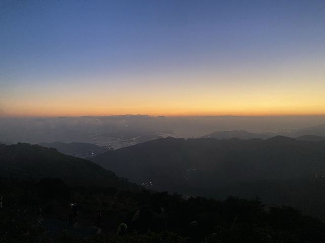 香港最高的山峰-大帽山｜日落。起霧。雲海。晚霞。夜景
