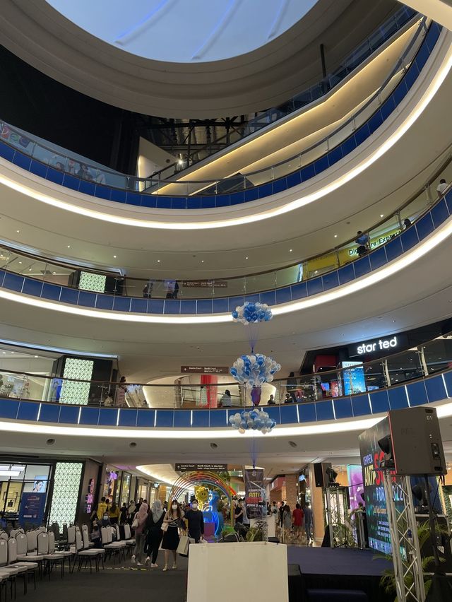 large shopping center in jb (mid valley)