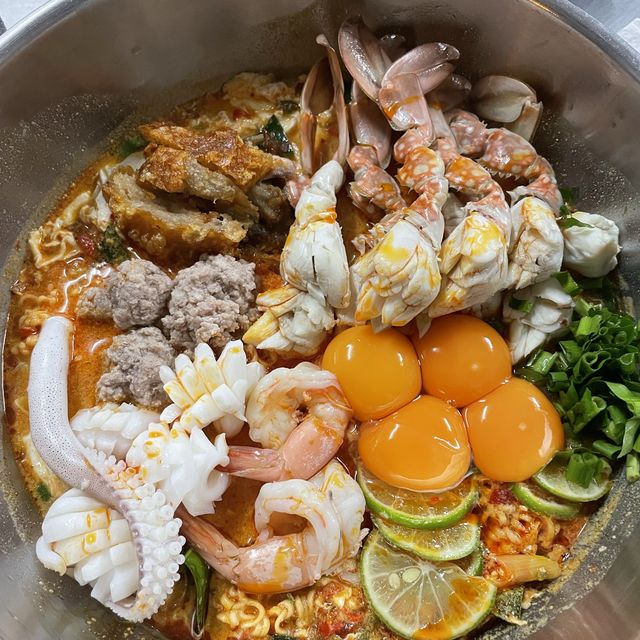 兩個人挑戰最大份既米芝連mama面 ，  D蟹真係啖啖肉