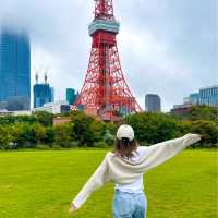 도쿄타워의 낮과 밤의 경치 🗼
