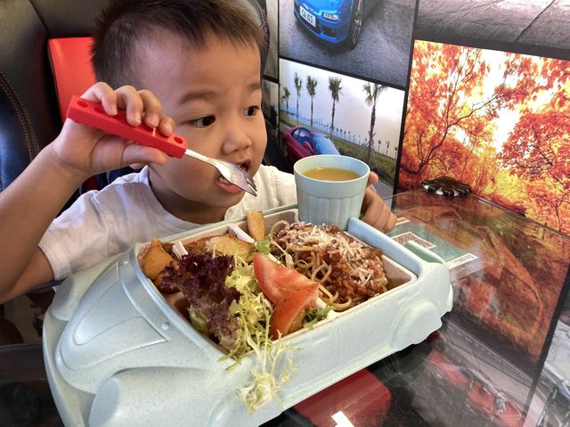 《隱世主題餐廳～屏山跑車餐廳 Motors Café🏎》