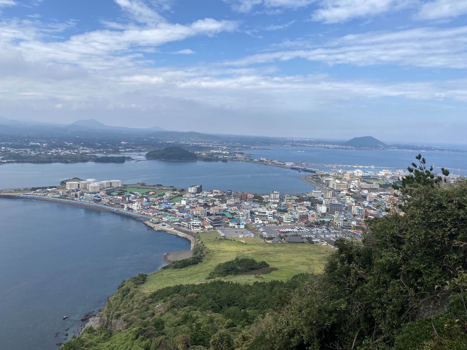 Seongsan Ilchulbong é Um Ponto Turístico Que Turistas Gostam De