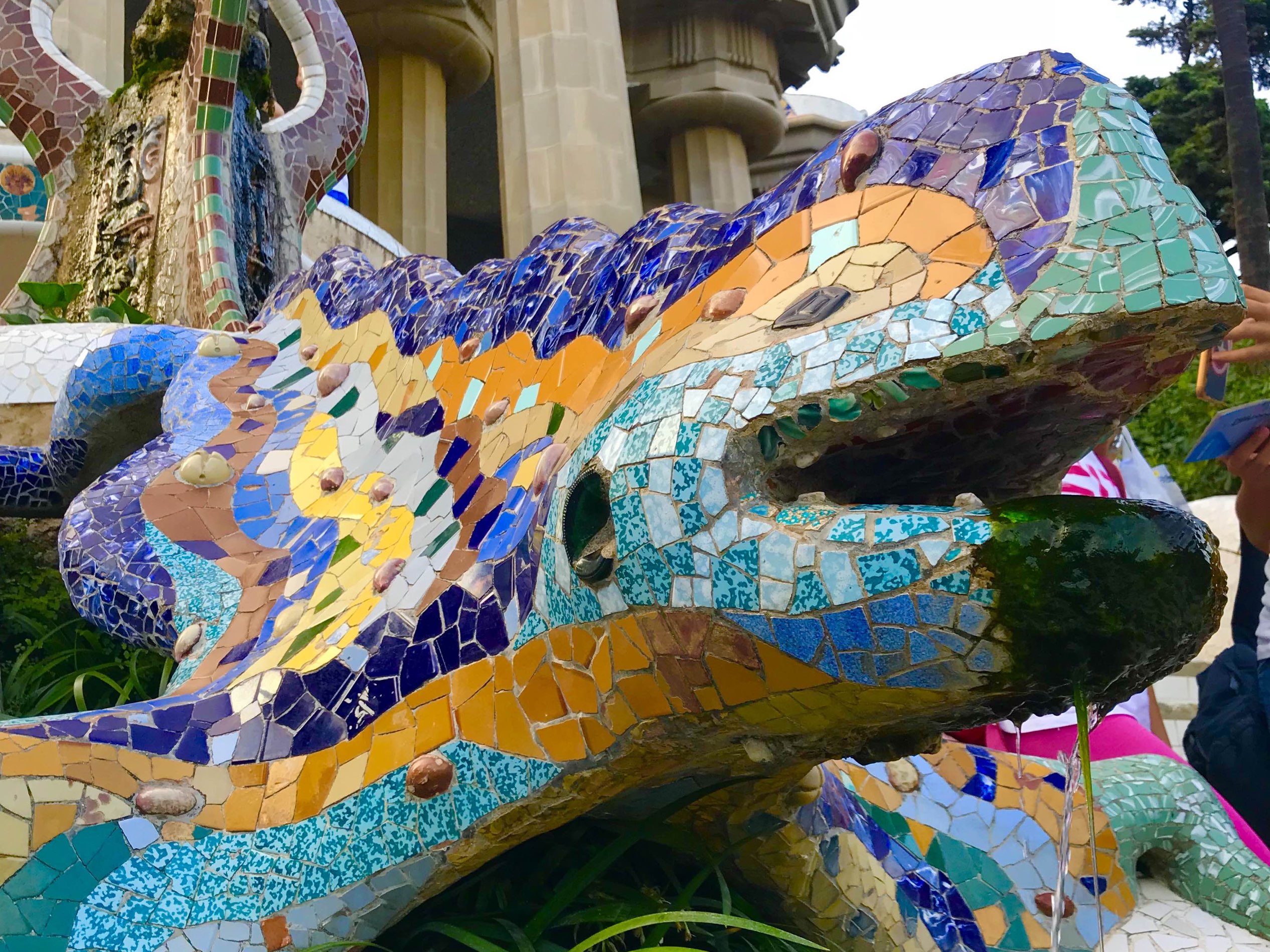 カエル　スペイン　ガウディ　グエル公園 グエル公園を訪ねて：歴史、フォトボム、そしてガウディのトカゲ