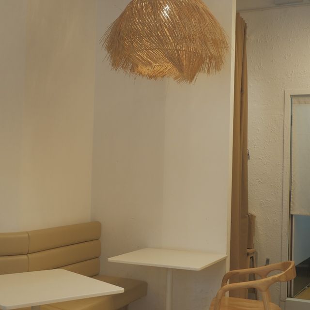 屋邨內的白色Cafe，配角奶茶雪糕好突出