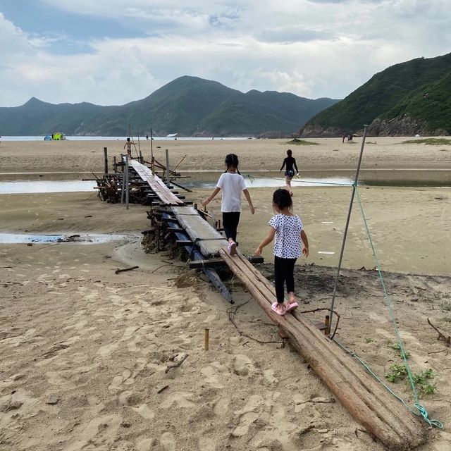 鹹田灣地標：破木橋
