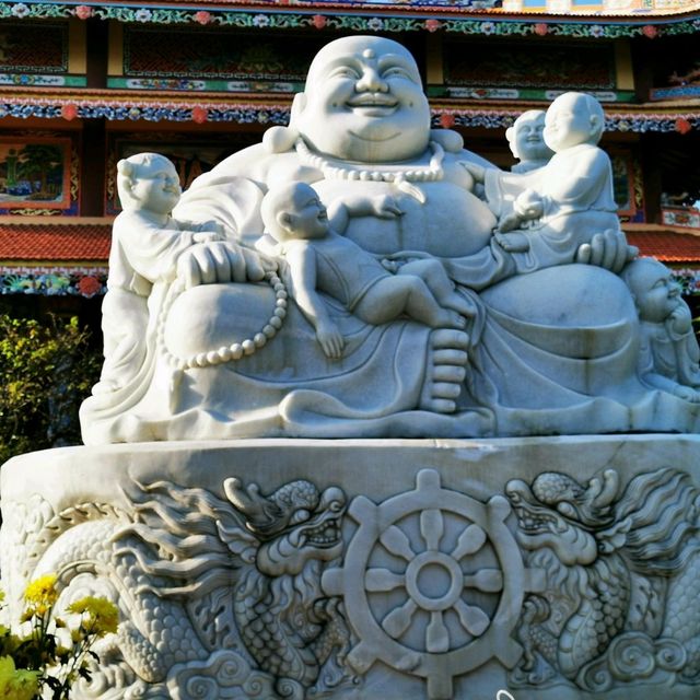 Temple facing the sea, with many sights 