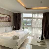 โรงแรมสวยคลาสสิคริมน้ำในราคาหลักร้อย
