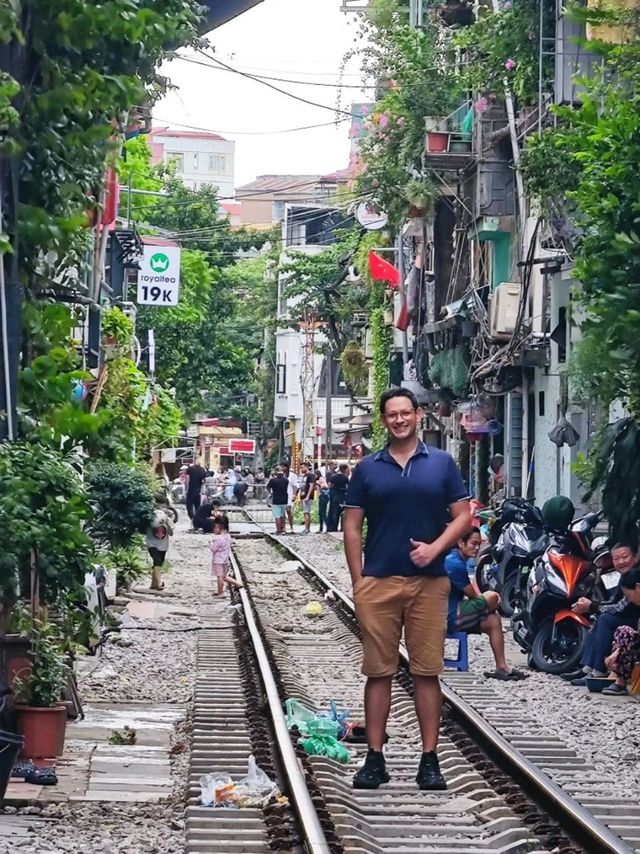 Café by the train rails!! 🚉 